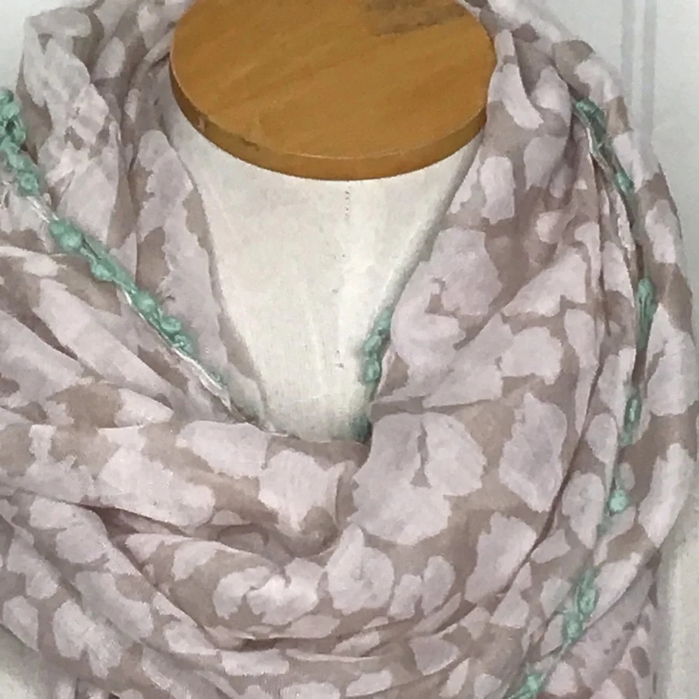 Vera Neumann American boho neutral print green Pom Pom scarf NWT